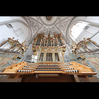 Landsberg, Stadtpfarrkirche Mari Himmelfahrt, Spieltisch und Orgel perspektivisch