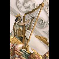 Landsberg, Stadtpfarrkirche Mari Himmelfahrt, Harfe spielende Davidsfigur auf dem mittleren Prospektteil