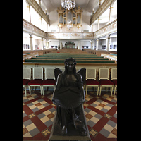 L�bbenau, St. Nikolai, Blick �ber den bronzener Taufengel (1864) zur Orgel