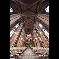 Marburg, St. Elisabeth, Innenraum in Richtunhg Orgel (beleuchtet) mit Blick ins Gew�lbe