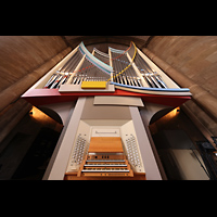 Marburg, St. Elisabeth, Orgel mit Spieltisch perspektivisch
