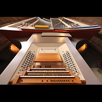 Marburg, St. Elisabeth, Orgel mit Spieltisch perspektivisch