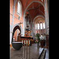 Marienstatt, Abteikirche, Hauptorgel, Altar und Kruzifix