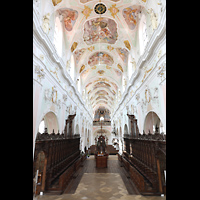 Ochsenhausen, Klosterkirche St. Georg, Blick vom Hochaltar durch Chorraum und Langhaus zur Hauptorgel