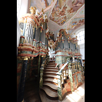 Ochsenhausen, Klosterkirche St. Georg, Seitlicher Blick auf die Hauptorgel mit Treppe zum freistehenden Spieltisch