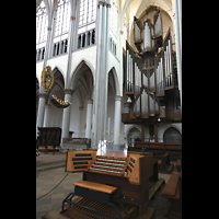 Odenthal, Dom, Mobiler Spieltisch mit Blick zur Orgel, links die Strahlenkranzmadonna (um 1530)