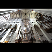 Odenthal, Dom, Blick von der Orgel ins Querhaus und in den Chor