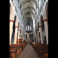 Odenthal, Dom, Hauptschiff in Richtung Chor im Abendlicht