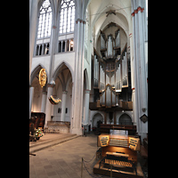 Odenthal, Dom, Orgel und mobiler Spieltisch, links die Strahlenkranzmadonna (um 1530)