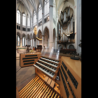 Odenthal, Dom, Blick �ber den mobilen Spieltisch zur Orgel und in den Chor