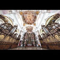 Ottobeuren, Abtei - Basilika St. Alexander und Theodor (Dreifaltigkeitsorgel), Blick ins Vierungsgewlbe und auf die Riepp-Orgeln (Dreifaltigkeit re, Heilig-Geist li)