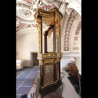 Passau, Dom St. Stephan, Orgelempore: Leeres Gehuse der Evangelienorgel von der Seite
