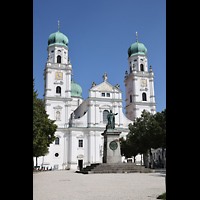 Passau, Dom St. Stephan, Domplatz mit Denkmal des bayerischen K�nigs Maximilian I. (1824) und Dom