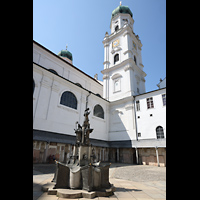 Passau, Dom St. Stephan, Domhof mit Patronatsbrunnen von Leopold Hafner (1979)