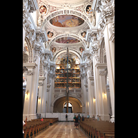 Passau, Dom St. Stephan, Hauptschiff in Richtung Bauger�st / Kran vor der Hauptorgel im Wiederaufbau