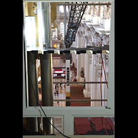Passau, Dom St. Stephan, Blick durch eine 2026 noch vorhandene L�cke im Prospekt ins Hauptschiff