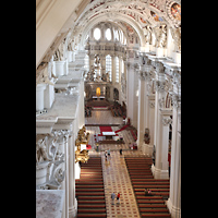 Passau, Dom St. Stephan, Aussicht vom Sims an der rechten Hauptorgelseite ins Hauptschiff