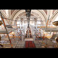 Passau, Dom St. Stephan, Blick von der oberen Etage des Bauger�sts mittig in den Dom