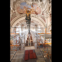 Passau, Dom St. Stephan, Blick von der oberen Etage des Bauger�sts mittig in den Dom