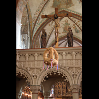 Schleswig, Dom St. Petri (Chororgel), Lettner am Choreingang (1480) mit Kreuzigungsgruppe (um 1500)