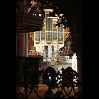 Schleswig, Dom St. Petri (Chororgel), Blick durch die Lettner-Bgen ber die Kanzel zur Hauptorgel