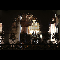 Schleswig, Dom St. Petri (Chororgel), Blick durch die Lettner-Bgen ber die Kanzel zur Hauptorgel