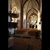 Schleswig, Dom St. Petri (Chororgel), Seitlicher Blick vom Hauptschiff auf Kanzel und Orgel