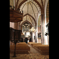 Schleswig, Dom St. Petri (Chororgel), Seitlicher Blick vom Hauptschiff auf Kanzel und Orgel