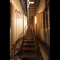 Schleswig, Dom St. Petri (Chororgel), Pfeifen des Untersatz 32' (links) und Becher der Posaune 32' (rechts)