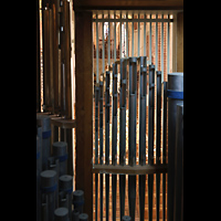 Schleswig, Dom St. Petri (Chororgel), Blick durch die Prospektpfeifen des Rckpositivs in dem Dom