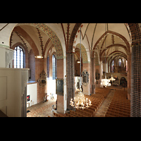 Schleswig, Dom St. Petri (Chororgel), Seitlicher Blick von der Orgelempore entlang des Rckpositivs in den Dom