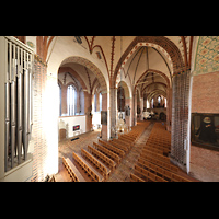 Schleswig, Dom St. Petri (Chororgel), Seitlicher Blick von der Orgelempore entlang des Rckpositivs in den Dom