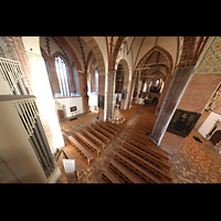Schleswig, Dom St. Petri (Chororgel), Seitlicher Blick von der Orgelempore entlang des Rckpositivs in den Dom