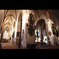 Schleswig, Dom St. Petri (Chororgel), Sdliches Seittenschiff, Blick ins Hauptschiff mit Epitaphen an den Pfeilern