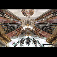 Weingarten, Basilika St. Martin - Groe Orgel, Glockenspiel in Weintraubenform ber dem Spieltisch mit Blick nach oben