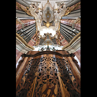 Weingarten, Basilika St. Martin - Groe Orgel, Spiieltischrckseite mit Intarsien und Glockenspiel und Blick nach oben