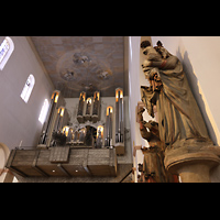 W�rzburg, Dom St. Kilian, Figuren im Langhaus mit Blick zur Orgel