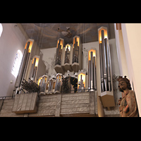 W�rzburg, Dom St. Kilian, Hauptorgel beleuchtet, seitlich