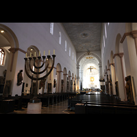 W�rzburg, Dom St. Kilian, Seitlicher Blick ins Langhaus mit siebenarmigen Leuchter