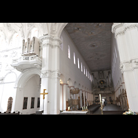 W�rzburg, Dom St. Kilian, Querhaus mit Querhausorgel und Blick ins Langhaus zur Hauptorgel