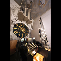 W�rzburg, Dom St. Kilian, Spieltisch mit Domuhr von 1574 und barocker Stuckrahmung von 1701