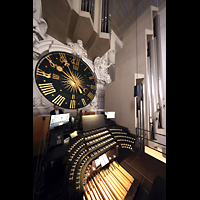 W�rzburg, Dom St. Kilian, Spieltisch mit Domuhr von 1574 und barocker Stuckrahmung von 1701
