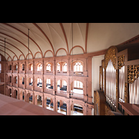 W�rzburg, Maximilian-Universit�t, Neubaukirche, Seitlicher Blick vom obersten Bogenumgang auf die Orgel und die Nordwand