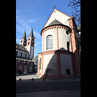 W�rzburg, Neum�nster, Westt�rme des Doms (links) und Chor des Neum�nsters mit Kiliansplatz