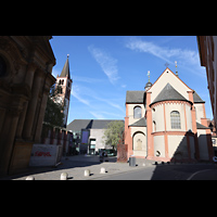 W�rzburg, Neum�nster, Westt�rme des Doms (links) und Chor des Neum�nsters mit Kiliansplatz