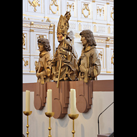 W�rzburg, Neum�nster, B�sten der 3 Frankenapostel an der Mauer zum Hochchor