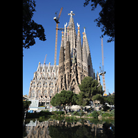 Barcelona, La Sagrada Familia, Ansicht von Nordosten vom kleinen Park aus