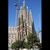 Barcelona, La Sagrada Familia, Ansicht von Nordosten vom kleinen Park aus