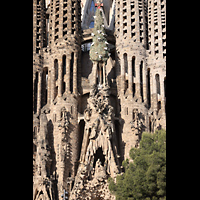 Barcelona, La Sagrada Familia, Spitze des Portikus der Liebe, dar�ber: Jesus-Anagramm und Lebensbaum