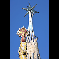 Barcelona, La Sagrada Familia, Spitze des 138 m hohen Marienturms mit beleuchtetem Stern und Spitze eines der Passionst�rme